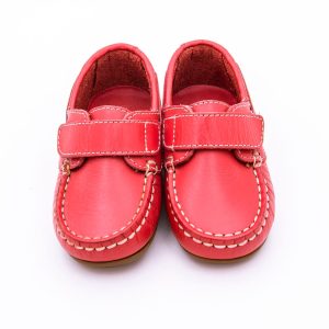 Naútico en napa piel con cierre de velcro y con suela de goma antideslizante