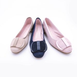 Parisina con tacón de 3 cm de alto fabricada en ante con lazo de ante y charol