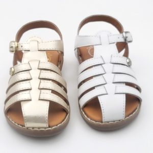 Sandalia niña tipo cangrejera con cierre de hebilla en napa piel con suela de goma.