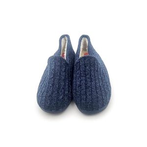 Zapatilla en algodón tipo lana de ochos con borreguito por dentro y suela de goma