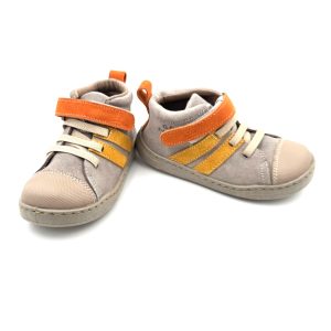 Botita Respetuosa barefoot en piel ante con cierre de velcro y suela blandita