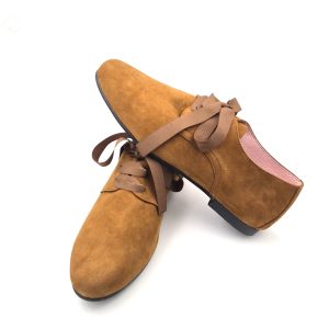 Zapato de vestir para mujer en piel ante con cierre de cordones y con suela antideslizante