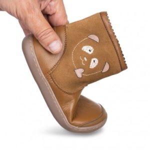 Botita BAREFOOT en napa piel con adorno de oso y con cierre de cremallera y suela de goma antideslizante